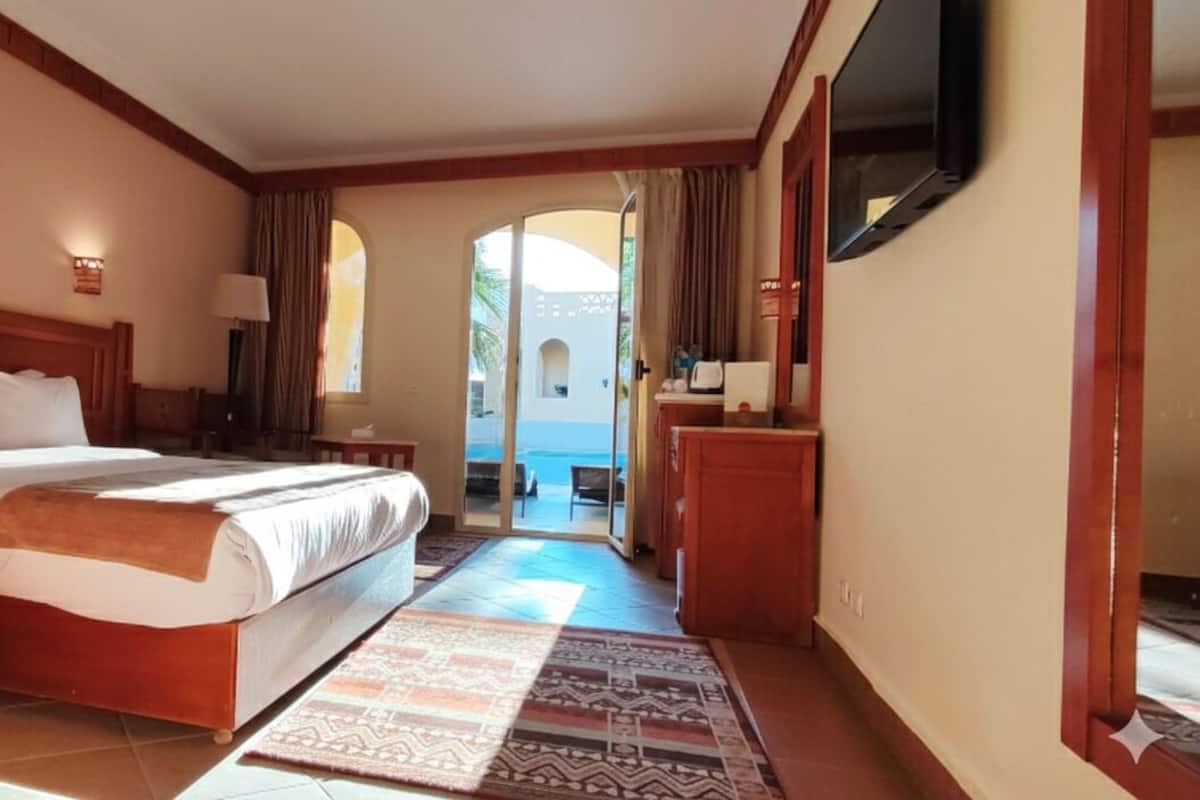 Romantic Swim Up Room