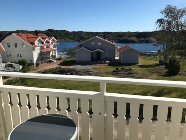 A residential area with houses and a lake. - Mollösund on the west coast near the sea, with beautiful views (Västra Götalands län)
