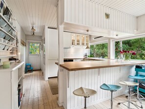 Kylskåp, mikrovågsugn, ugn och diskmaskin