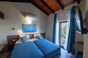 2 bedrooms, in-room safe, iron/ironing board, travel cot - Istros Villa III, Infinite Blue, Pool & Whirlpool (G37Q+HX Pithari, Greece)