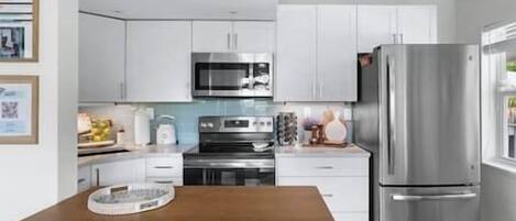 Kühlschrank, Mikrowelle, Ofen, Herdplatte