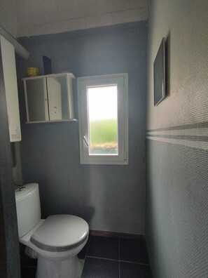 Chuveiro, secador de cabelo, toalhas de banho, sabonete