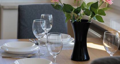 Spacious Apartment for 4 by Renters