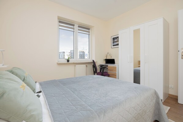 Room - Spacious Apartment for 4 by Renters (Warsaw)
