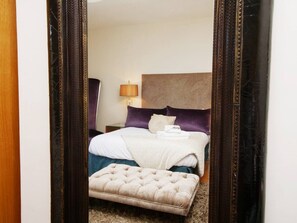 2 bedrooms, desk, iron/ironing board, travel crib - Courtyard Cottage within City Walls - With Parking (York)