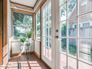 Interior - Two blocks to OU Campus ~ Easy Access from I-35 ~ Nearby Park (Norman)