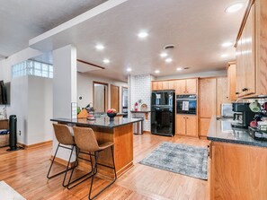 Fridge, microwave, oven, stovetop - Two blocks to OU Campus ~ Easy Access from I-35 ~ Nearby Park (Norman)