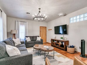 Smart TV, offices - Two blocks to OU Campus ~ Easy Access from I-35 ~ Nearby Park (Norman)