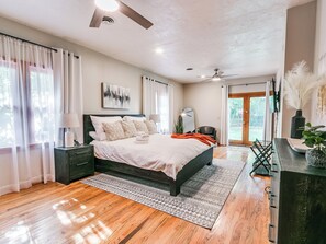 4 bedrooms, desk, iron/ironing board, free WiFi - Two blocks to OU Campus ~ Easy Access from I-35 ~ Nearby Park (Norman)