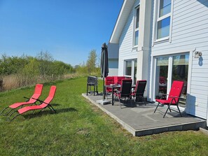 Outdoor dining - House Mara - terrace, barbecue, infrared sauna, 2 bathrooms, fireplace, 2 parking spaces (Olpenitz)