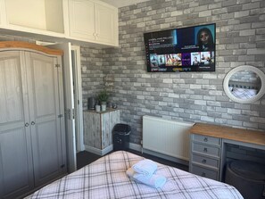 Bureau, fer et planche à repasser, Wi-Fi gratuit, draps fournis