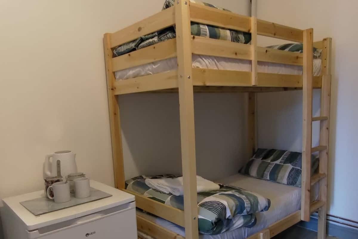 1 habitación, escritorio, tabla de planchar con plancha y wifi gratis