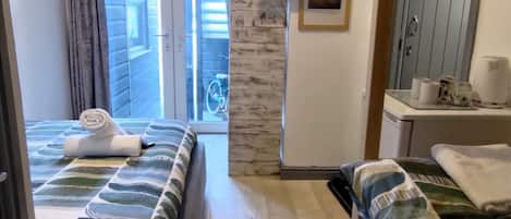 Chambre familiale, 2 lits doubles | 1 chambre, bureau, fer et planche Ă repasser, accĂšs au Wi-Fi (inclus)
