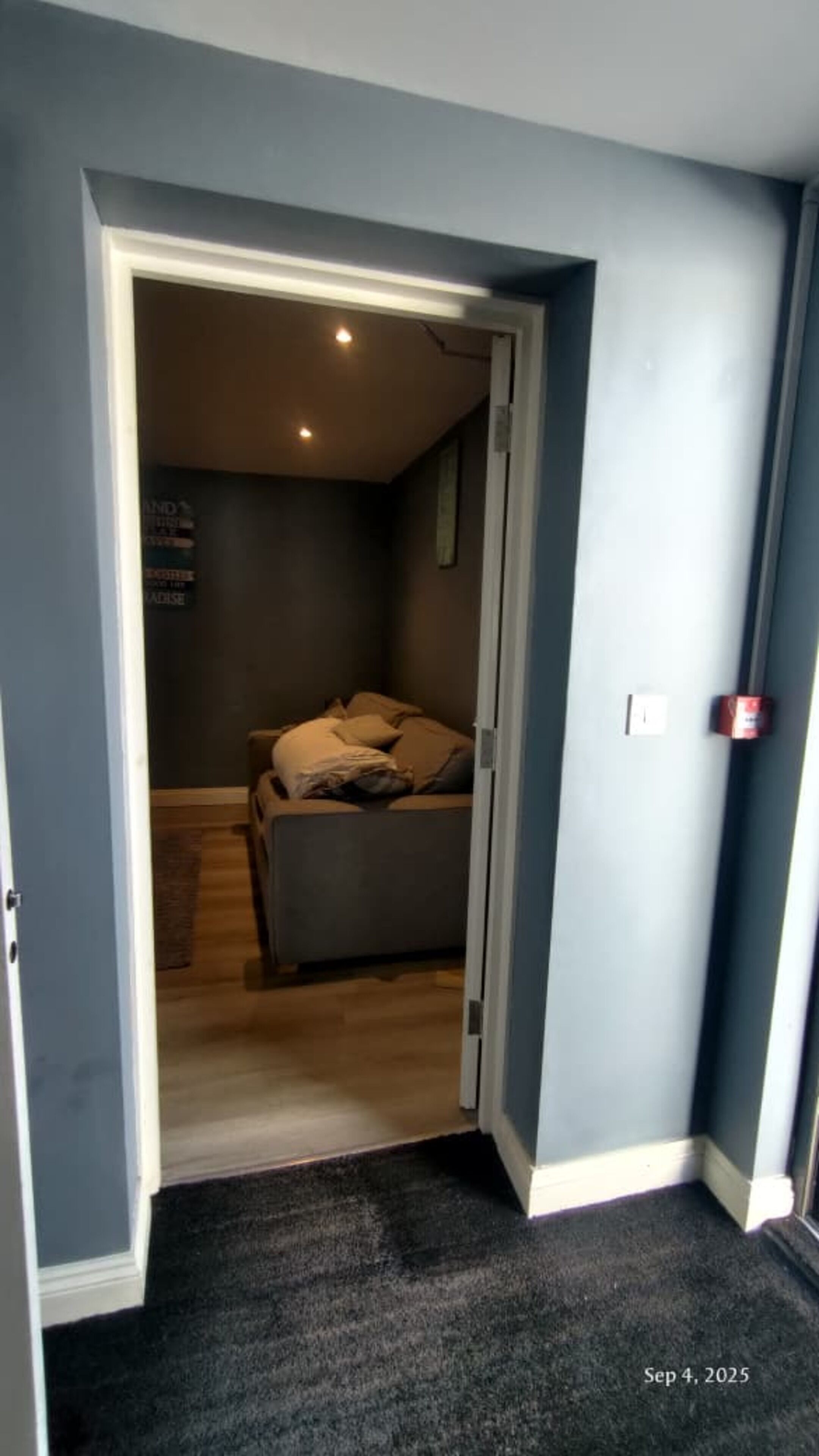 Escritorio, tabla de planchar con plancha, wifi gratis y ropa de cama 