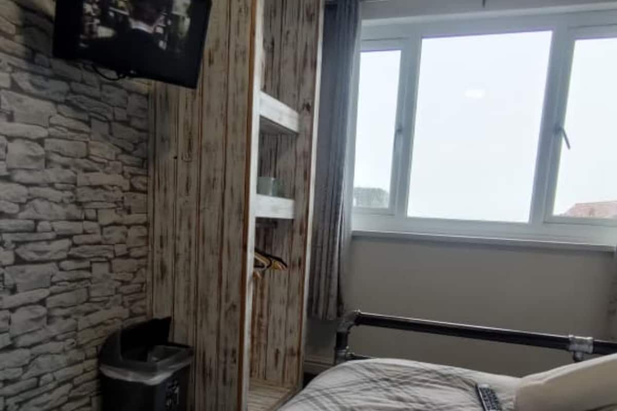 1 habitación, escritorio, tabla de planchar con plancha y wifi gratis