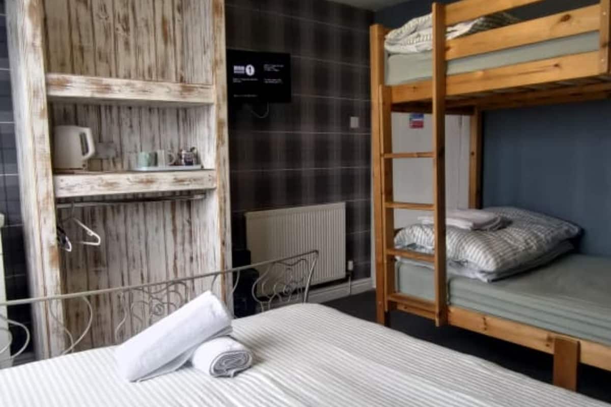 1 habitación, escritorio, tabla de planchar con plancha y wifi gratis