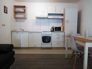 Kühlschrank, Mikrowelle, Ofen, Herdplatte