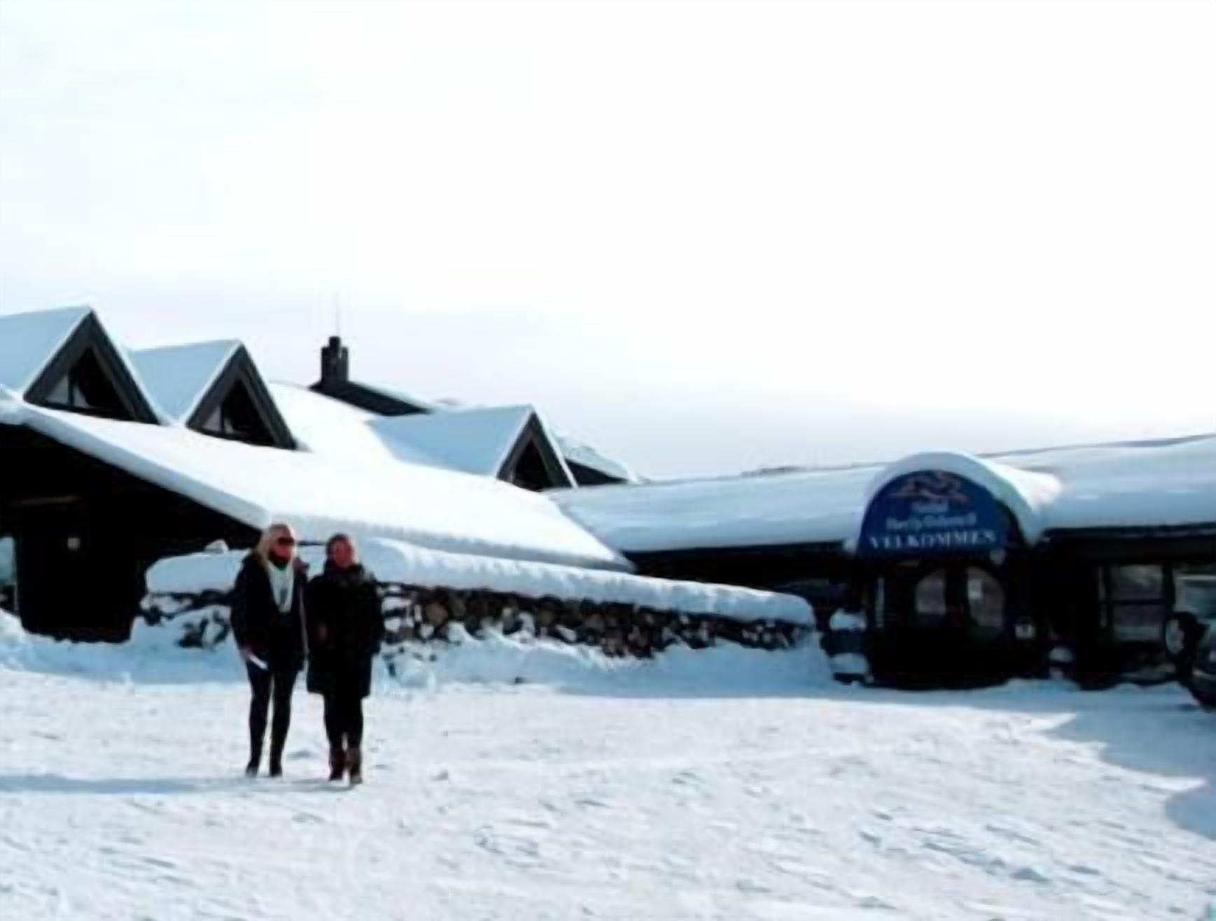 En snedækket bygning med et skilt, der står "Red Bull Hotel".