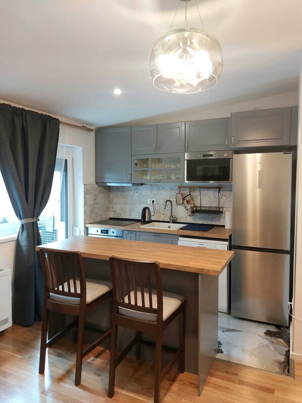 Refrigerador, microondas, horno, placa de cocina