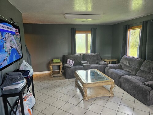 Charming 2-bedroom house just 12 miles from airport with spectacular auroras.