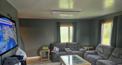 Charming 2-bedroom house just 12 miles from airport with spectacular auroras.