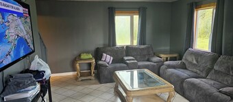 Charming 2-bedroom house just 12 miles from airport with spectacular auroras.