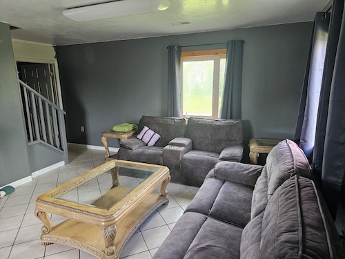 Charming 2-bedroom house just 12 miles from airport with spectacular auroras.