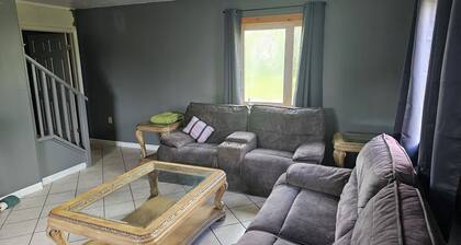 Charming 2-bedroom house just 12 miles from airport with spectacular auroras.