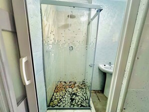 Chambre, 1 chambre, balcon, vue jardin | Salle de bain