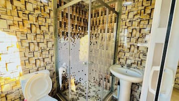 Room, 1 Bedroom, Balcony, Garden View | Bathroom