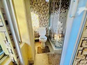 Oda, 1 Yatak Odası, Balkon, Bahçe Manzaralı | Banyo