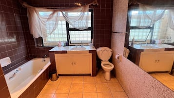 Kamer, 1 slaapkamer, balkon, uitzicht op tuin | Badkamer