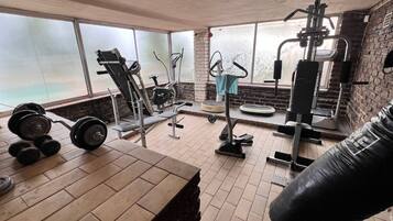 Habitación, 1 habitación, balcón, vista al jardín | Sala de fitness