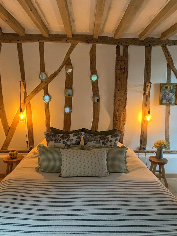 4 bedrooms, desk, iron/ironing board, travel crib