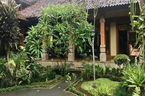 Garden - Puri Mandala Kaleran (Bali)