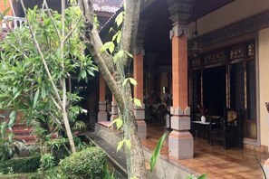 Unclassified image, 5 of 18, button - Puri Mandala Kaleran (Bali)