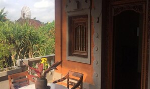 Outdoor dining - Puri Mandala Kaleran (Bali)