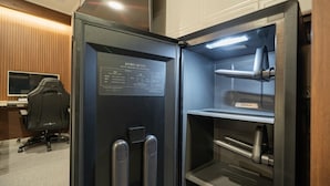 A modern office space with a built-in refrigerator, a desk, and a chair. - Brown Dot Hotel Sangju (Sangju)