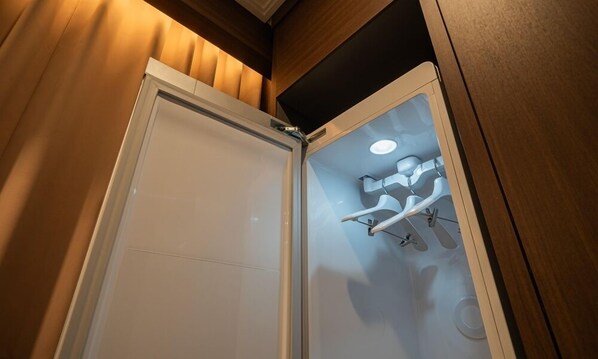A shower with a glass door and a ceiling-mounted towel rack. - Brown Dot Hotel Sangju (Sangju)