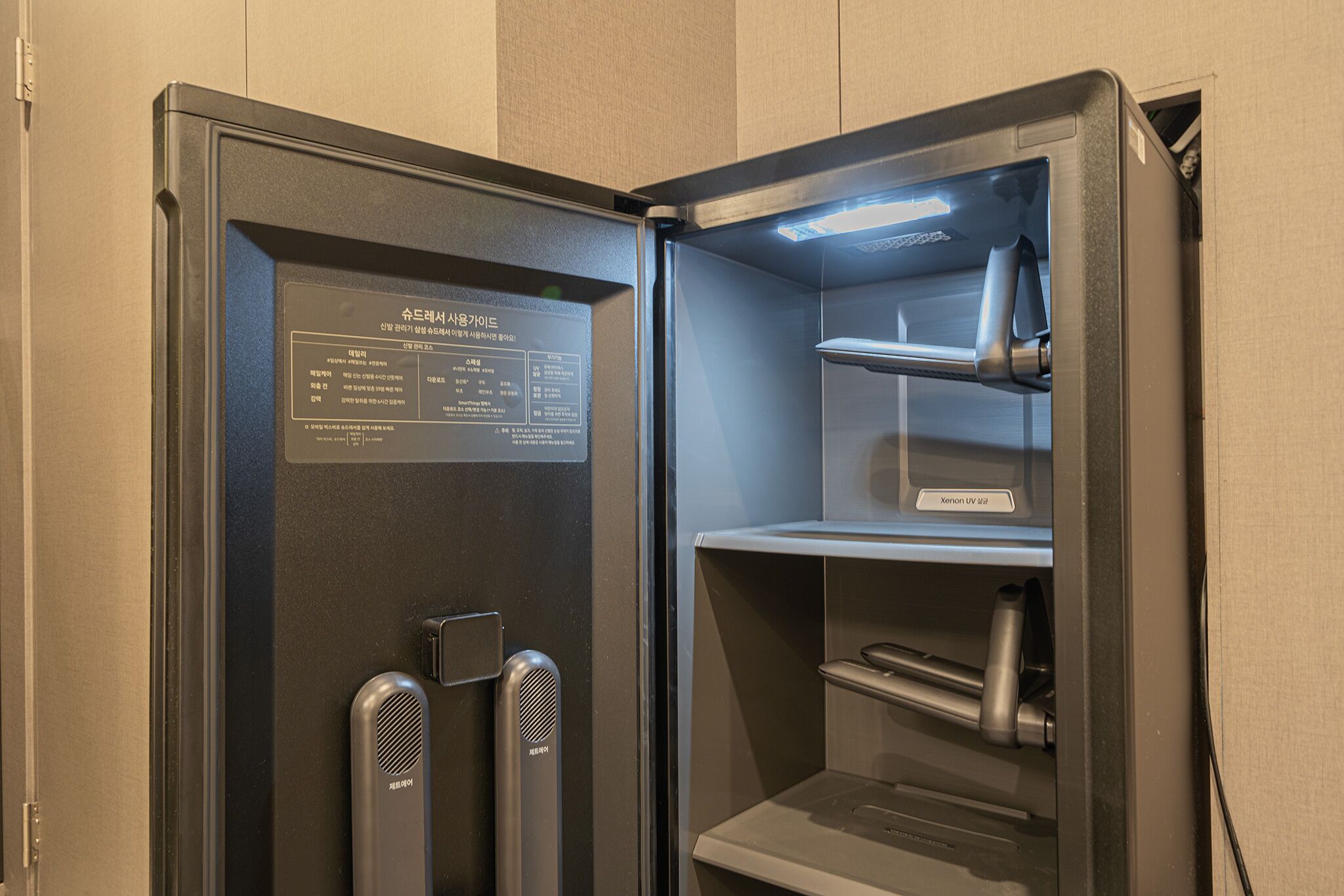 Un refrigerador moderno y compacto con pantalla digital e hacedor de hielo incorporado.