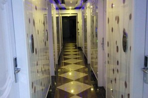A hotel corridor with mirrored walls and a checkered floor. - Yueyi Hotel (Shanghai)