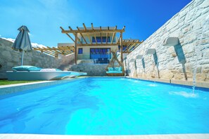 Una piscina al aire libre, una piscina climatizada