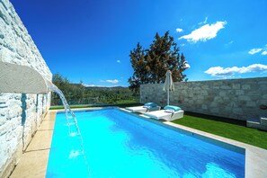 Utendørsbasseng og et oppvarmet basseng