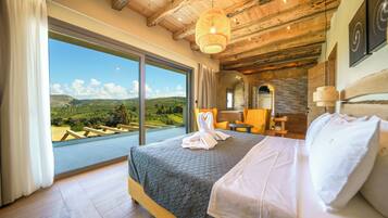 Premium bedding, desk, soundproofing, free WiFi