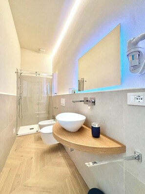 Chambre Double ou avec lits jumeaux, salle de bains attenante, vue ville | Salle de bain