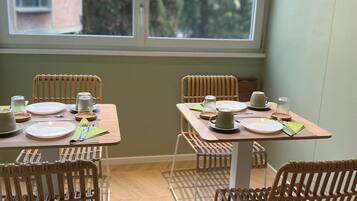 Tägliches inbegriffenes kontinentales Frühstück