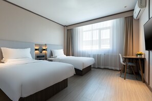 A hotel room with two beds, a desk, a chair, a TV, and a window with curtains. - Hanting Hotel Beijing Beiqijia Future Technology C (Beijing)