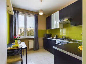 Microwave, cookware/dishes/utensils - Dwernickiego Studio Apartment by Renters (Warsaw)