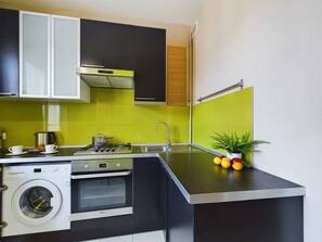 Micro-ondes, batterie de cuisine, vaisselle et ustensiles