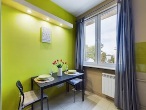 Microwave, cookware/dishes/utensils - Dwernickiego Studio Apartment by Renters (Warsaw)